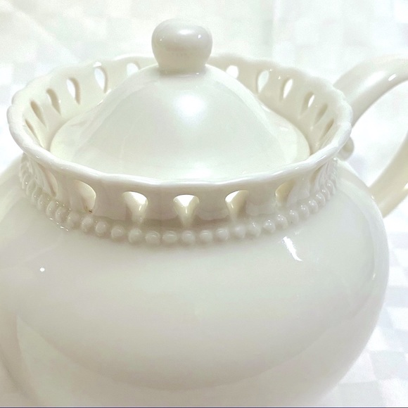 I. Godinger & Co. vintage round ivory teapot - Picture 10 of 10